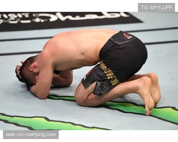 特写:老将劳勒赛后将自己的手套留在八角笼中央,疑似告别